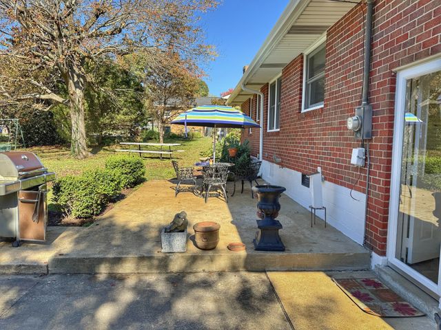 1105 N Charlotte Street, Dickson, TN 37055