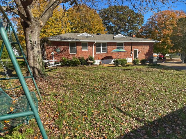 1105 N Charlotte Street, Dickson, TN 37055