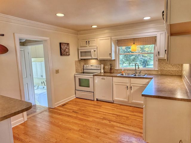 1105 N Charlotte Street, Dickson, TN 37055