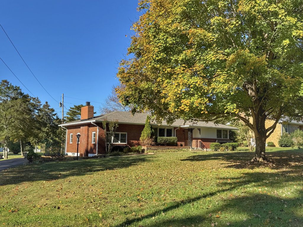 1105 N Charlotte Street, Dickson, TN 37055