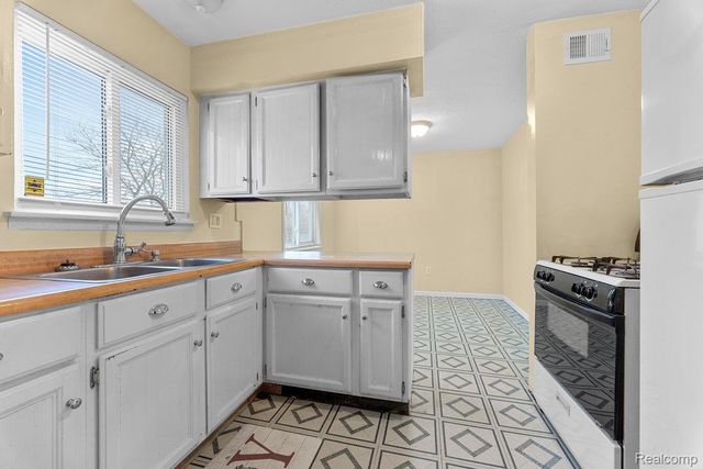 27040 Stacy Street, Taylor, MI 48180