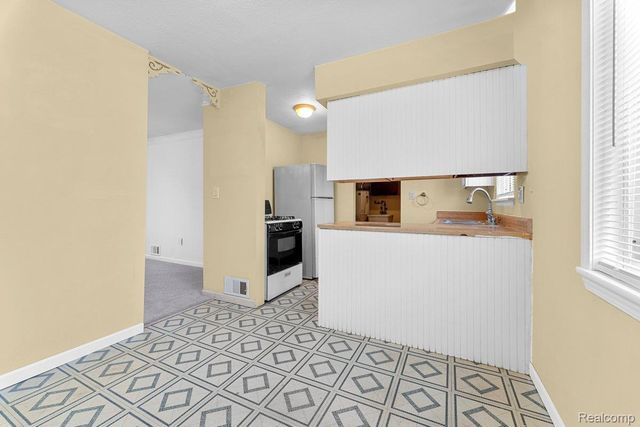 27040 Stacy Street, Taylor, MI 48180