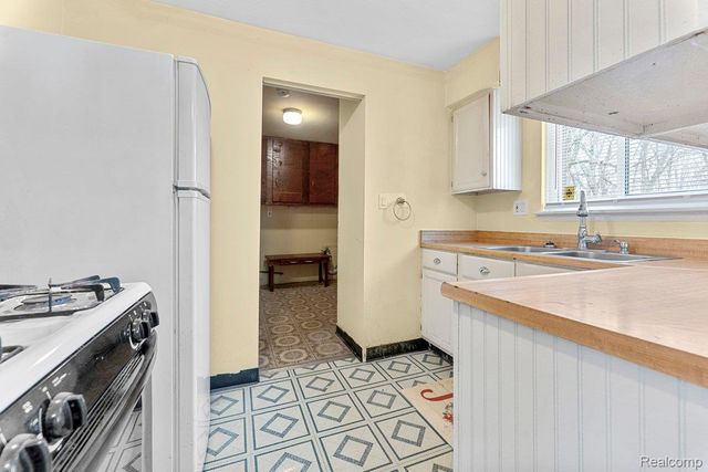 27040 Stacy Street, Taylor, MI 48180