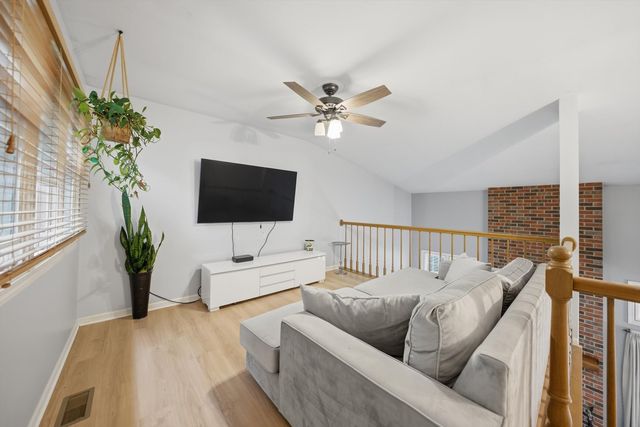 125 S Atherton Court, Bloomingdale, IL 60108