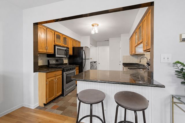 125 S Atherton Court, Bloomingdale, IL 60108