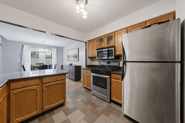 125 S Atherton Court, Bloomingdale, IL 60108