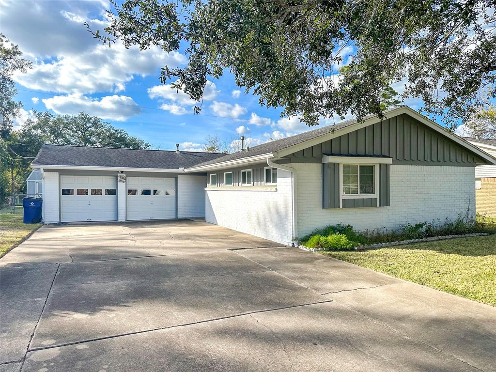 1016 Grove Street, Angleton, TX 77515