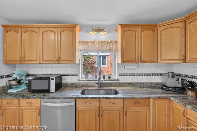 24715 Powers Avenue, Dearborn Heights, MI 48125