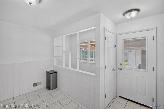 24715 Powers Avenue, Dearborn Heights, MI 48125