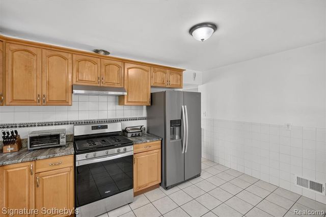 24715 Powers Avenue, Dearborn Heights, MI 48125