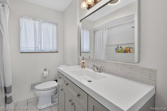 24715 Powers Avenue, Dearborn Heights, MI 48125