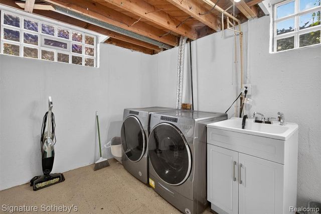 24715 Powers Avenue, Dearborn Heights, MI 48125