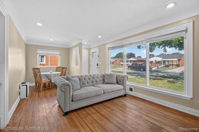 24715 Powers Avenue, Dearborn Heights, MI 48125