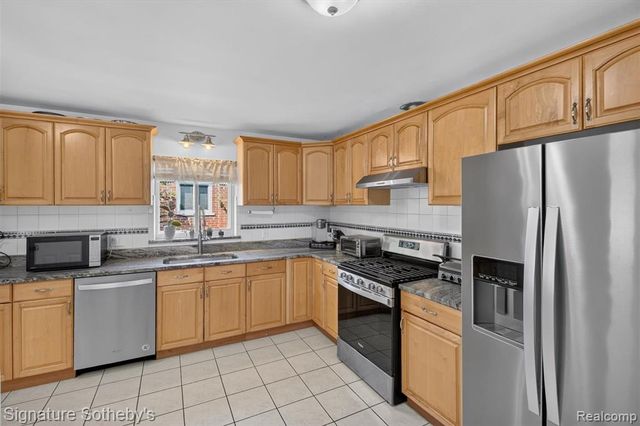 24715 Powers Avenue, Dearborn Heights, MI 48125