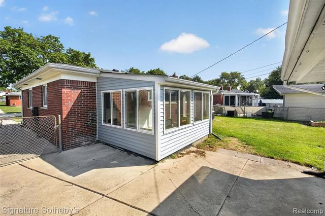 24715 Powers Avenue, Dearborn Heights, MI 48125