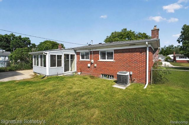 24715 Powers Avenue, Dearborn Heights, MI 48125