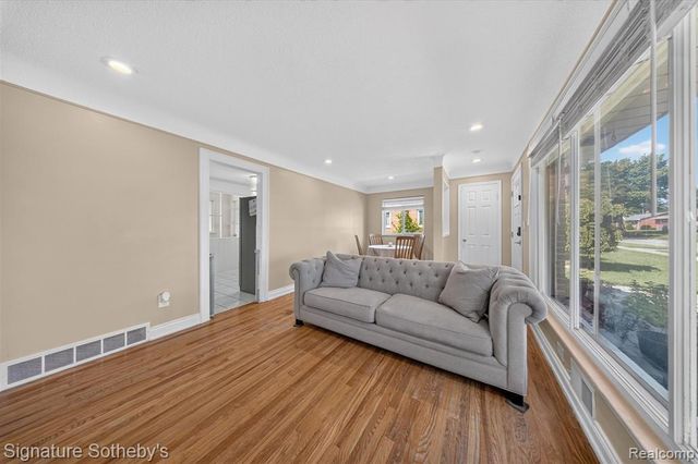 24715 Powers Avenue, Dearborn Heights, MI 48125