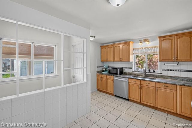 24715 Powers Avenue, Dearborn Heights, MI 48125