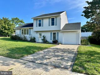 48 GEORGETOWN BLVD, Barnegat, NJ 08005