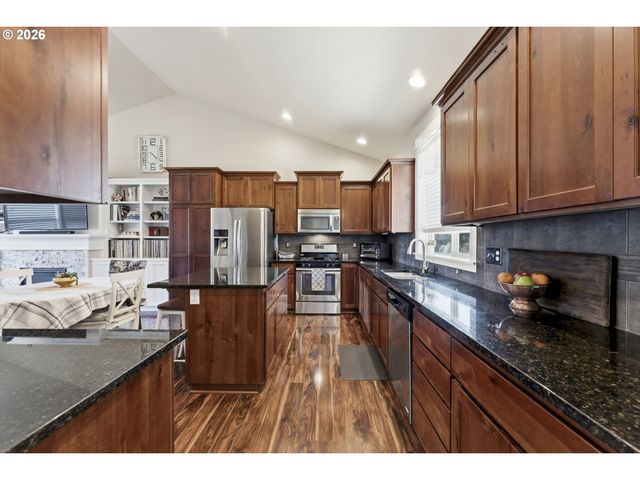 35640 ELK MEADOWS Dr, St Helens, OR 97051