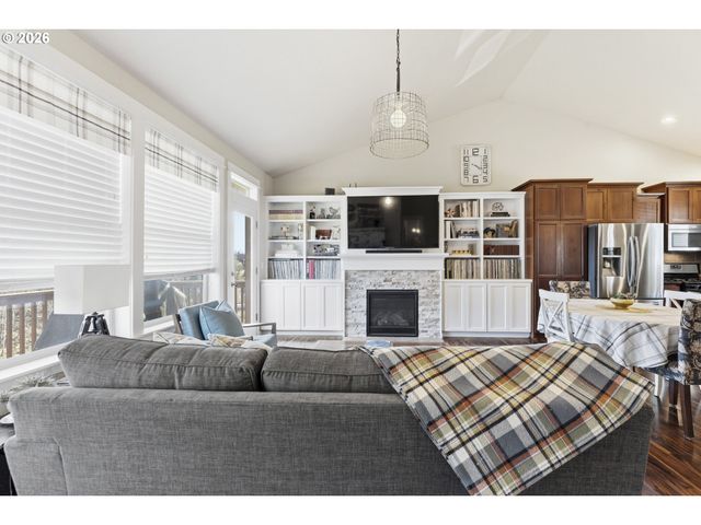 35640 ELK MEADOWS Dr, St Helens, OR 97051
