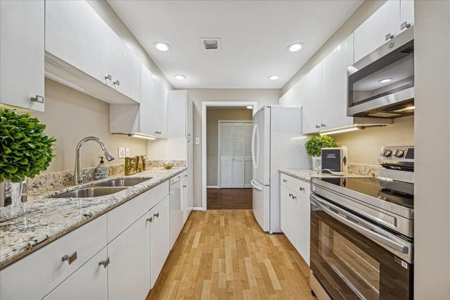 49 Briar Hollow Lane 505, Houston, TX 77027