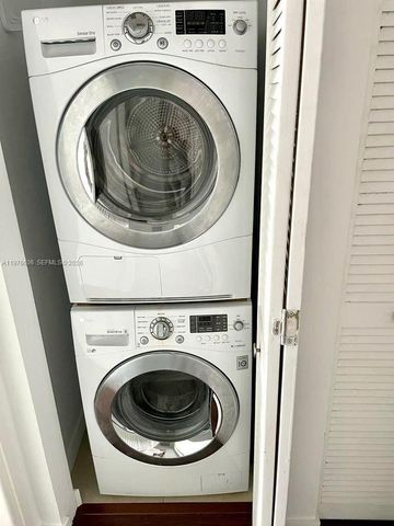 300 S Biscayne Blvd T-1404, Miami, FL 33131