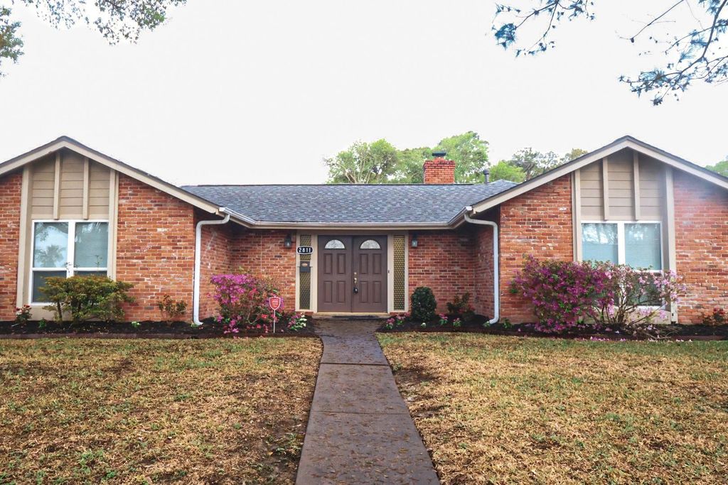 2811 Frostwood Circle, Dickinson, TX 77539