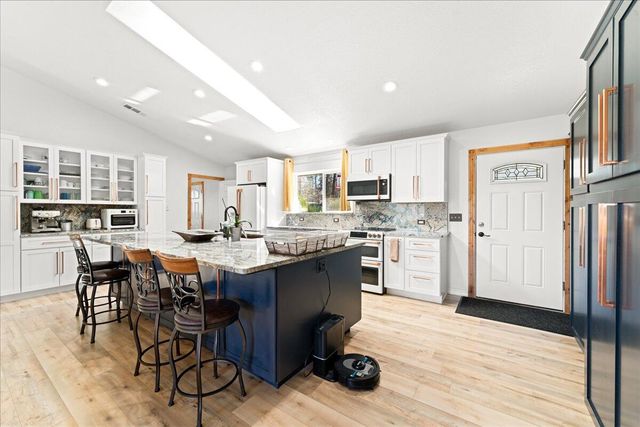 649 Pleasant Valley Road, Merlin, OR 97532