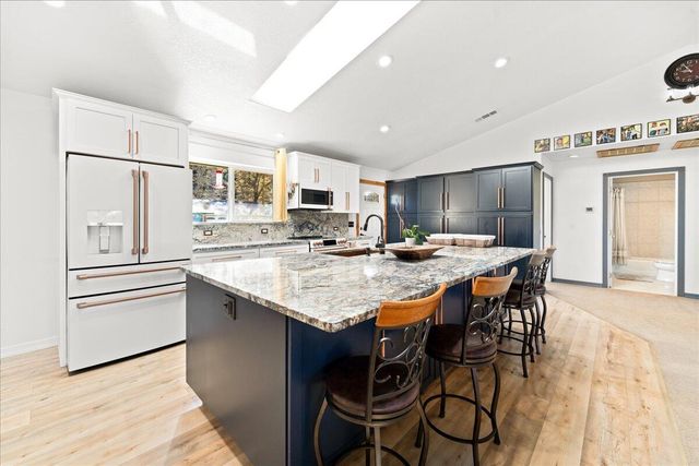 649 Pleasant Valley Road, Merlin, OR 97532