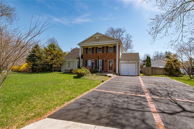 28 Barnsley Crescent, Mount Sinai, NY 11766