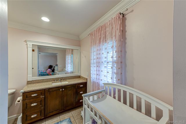 28 Barnsley Crescent, Mount Sinai, NY 11766