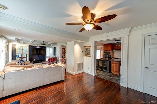 28 Barnsley Crescent, Mount Sinai, NY 11766