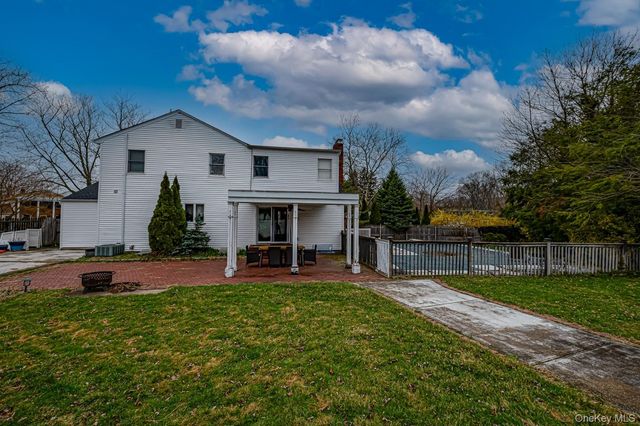 28 Barnsley Crescent, Mount Sinai, NY 11766