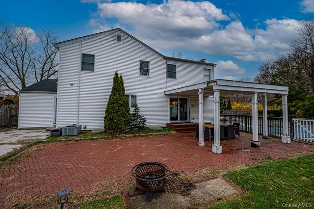 28 Barnsley Crescent, Mount Sinai, NY 11766