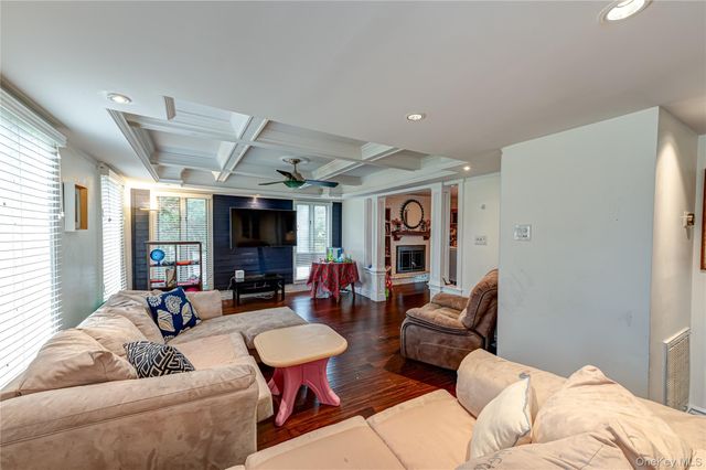 28 Barnsley Crescent, Mount Sinai, NY 11766