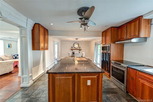 28 Barnsley Crescent, Mount Sinai, NY 11766