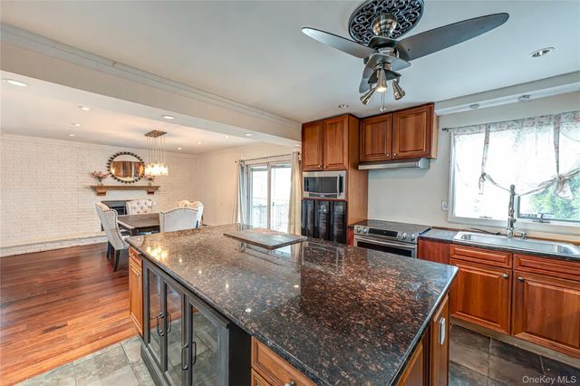 28 Barnsley Crescent, Mount Sinai, NY 11766