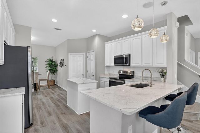 8821 N RIVER ROAD, Tampa, FL 33635