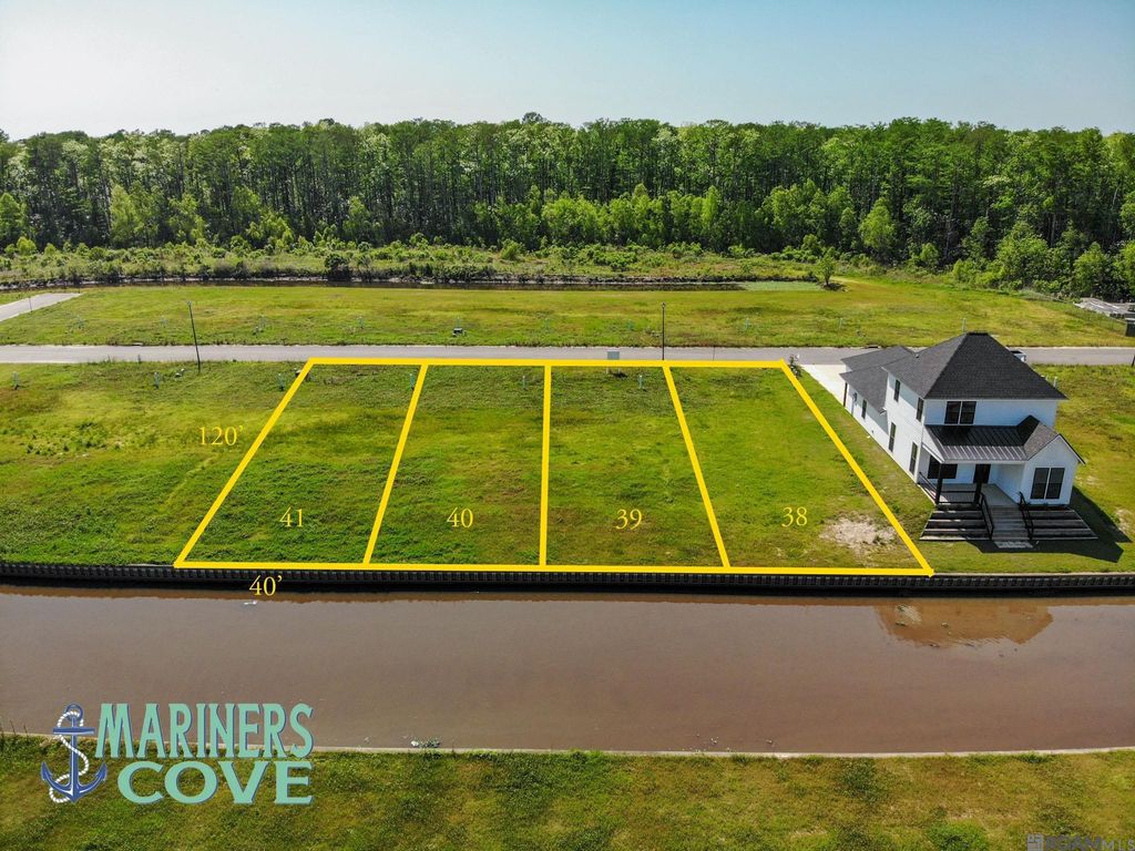12838 N St Croix Ct, Maurepas, LA 70449