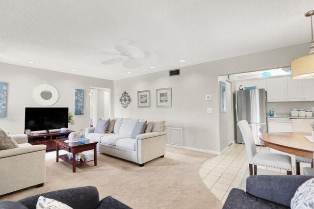 323 Knotty Pine Circle A2, Greenacres, FL 33463