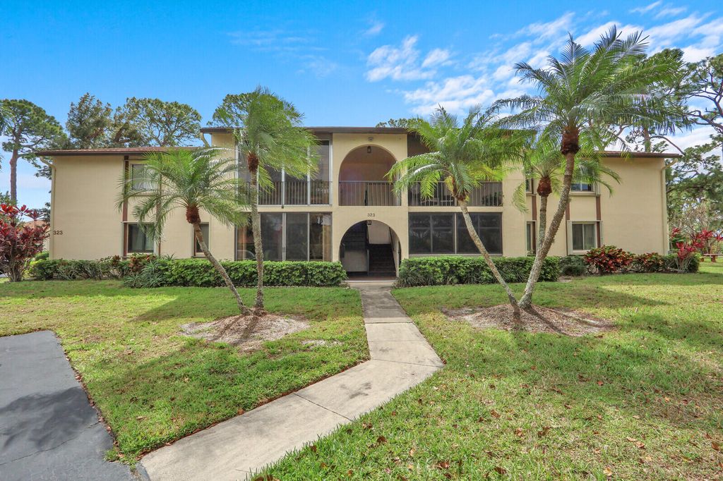 323 Knotty Pine Circle A2, Greenacres, FL 33463