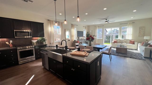 1030 Meadowlands Dr, Oakdale, CA 95361