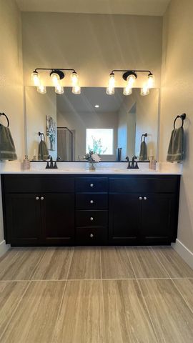 1030 Meadowlands Dr, Oakdale, CA 95361