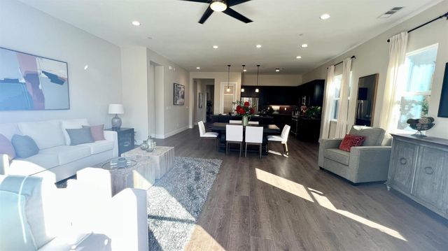 1030 Meadowlands Dr, Oakdale, CA 95361