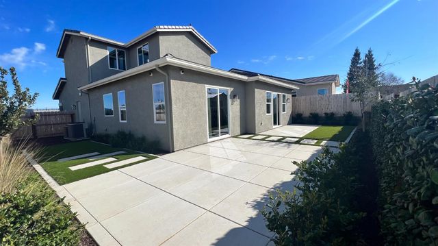 1030 Meadowlands Dr, Oakdale, CA 95361