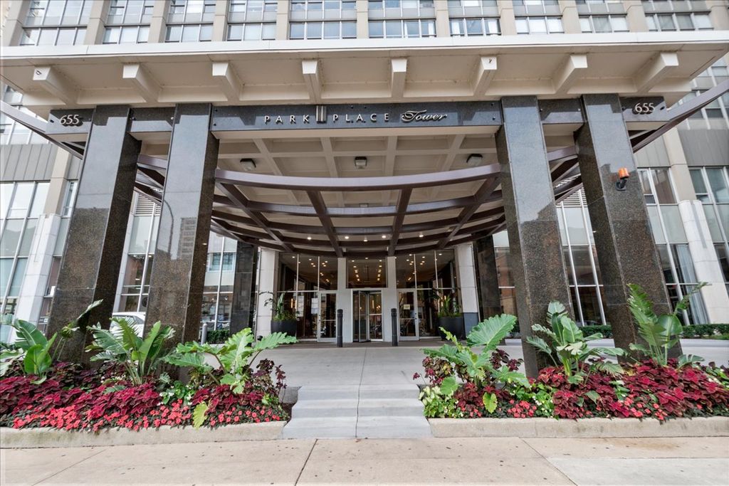 655 W Irving Park Road 4003, Chicago, IL 60613 — photo 2