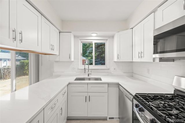 15032 Arcola Street, Livonia, MI 48154
