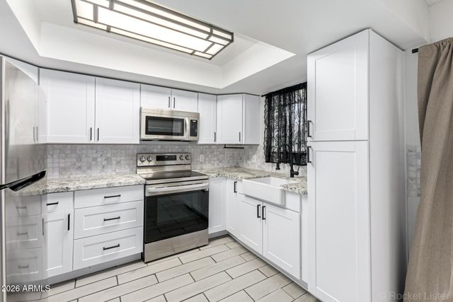 2221 W TURNEY Avenue B, Phoenix, AZ 85015