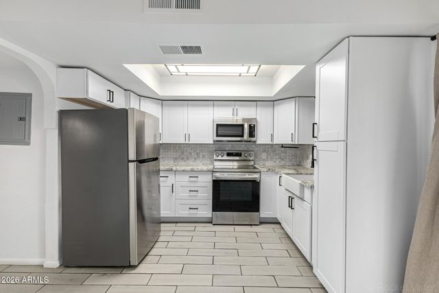 2221 W TURNEY Avenue B, Phoenix, AZ 85015